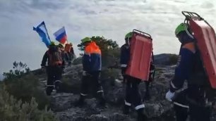 Флаги России и Крыма развеваются на высоте 165 метров