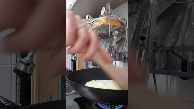 Видео о том что можно поделать пока жарятся блинчики и авторская песня "БЛИНЧИКИ НА ВОДЕ"✨✨✨ смотреть онлайн