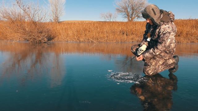 ПЕРВЫЙ ЛЁД В АСТРАХАНИ 2020. Поиск окуня судака и щуки. Нашёл уловистую точку.