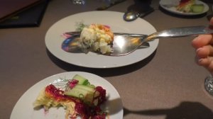 Ресторан русской кухни В ТОКИО. Японец пробует русскую еду.