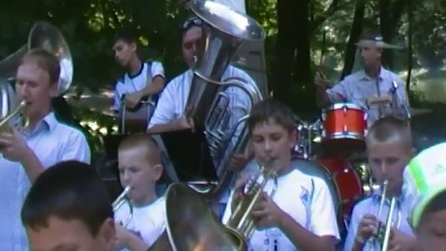 На собках манжурии, исполняет духовой оркестр с.Ковшеватое, Таращанского района, Киевской области