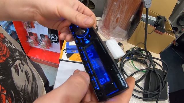 Распайка панели магнитолы Alpine UTE-92BT. Отделяем панель от основного блока. смотреть онлайн