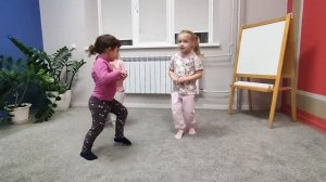 Занятие по английскому языку для детей 3-4 лет в группе Baby English (Trampoline)