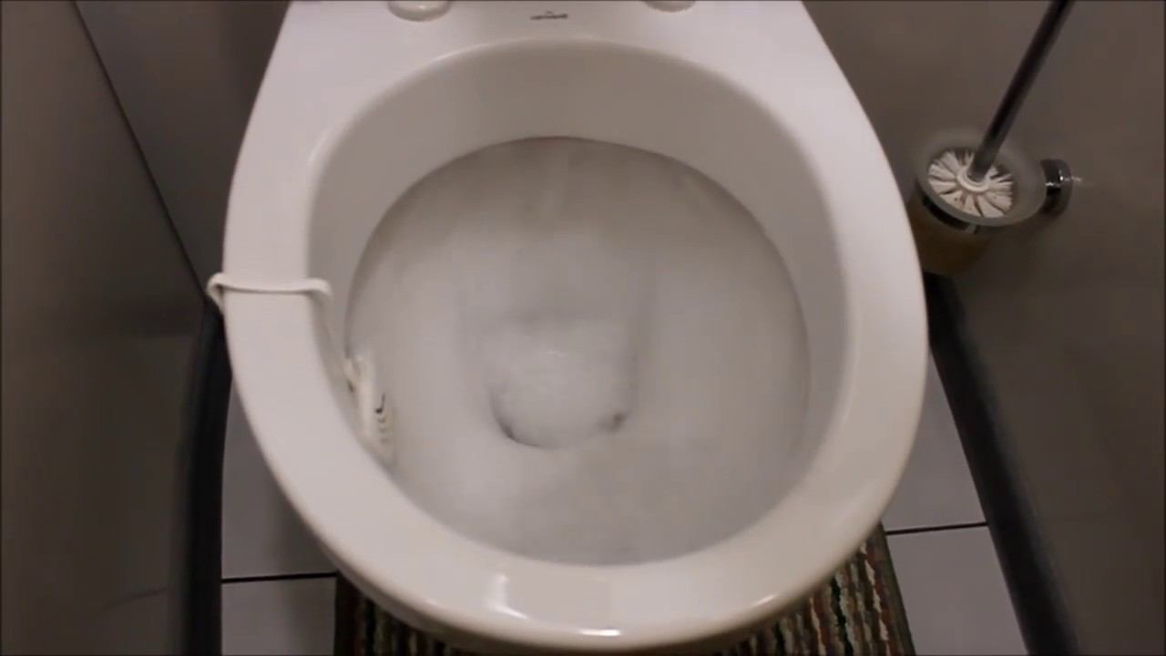 Перелив воды через унитаз(плюхание) инсталляции . смотреть онлайн