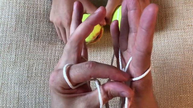 Плетение сеточки на пальцах