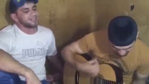 Чеченец очень красиво поет на гитаре
