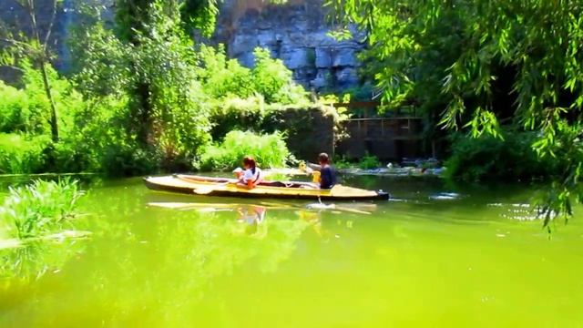 Река Смотрич. Сплав на байдарках. В районе Замка. смотреть онлайн
