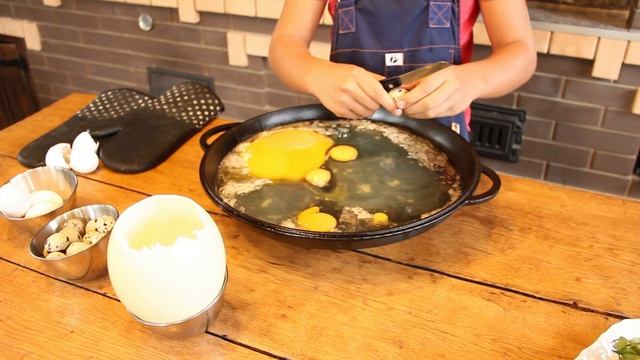 Готовлю яичницу из яйца страуса, курицы и перепелки!! Обалденный вкусный завтрак для всей семьи!