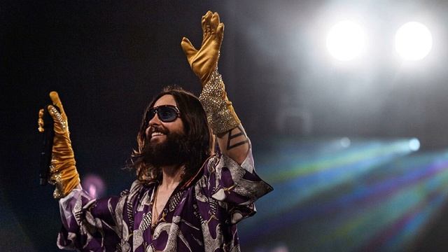 Джаред Лето вышел из пустыни и обнаружил пандемию коронавируса в мире смотреть онлайн