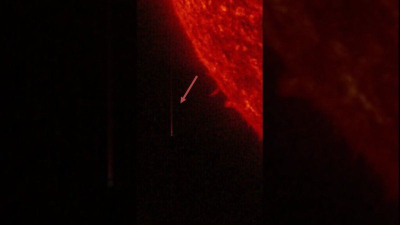 Огромный объект возле Солнца испускает луч света/Huge object near the Sun