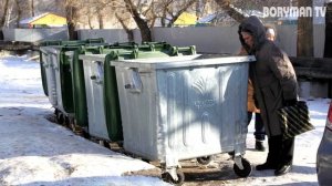 КАК ТАКОЕ ВОЗМОЖНО? ПЕНСИОНЕРЫ РОЮТСЯ НА ПОМОЙКЕ В ПОИСКАХ ЕДЫ!