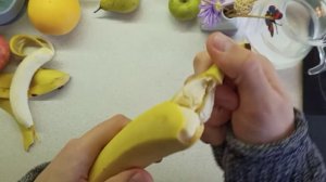 Как правильно чистить бананы и не запачкать руки!