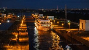 Шлюз Камской ГЭС Теплоходы Павел Бажов и Виссарион Белинский