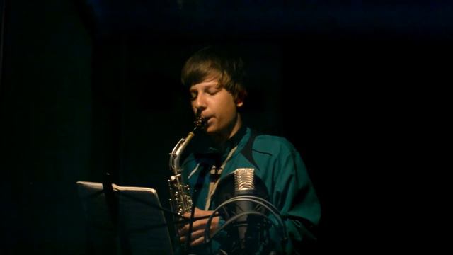 My Xays Records - Игра на саксофоне(Skittles Photography Video) смотреть онлайн