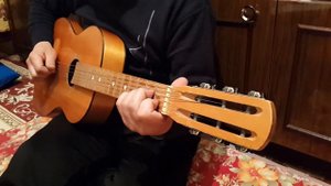 КАЗАХ ПОЕТ ПРО ЗОНУ НА ГИТАРЕ