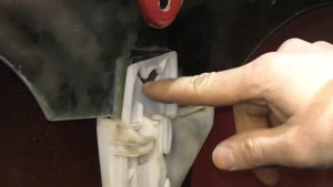 Сверлим дырки в шкоде. Ремонт стеклоподъемника.