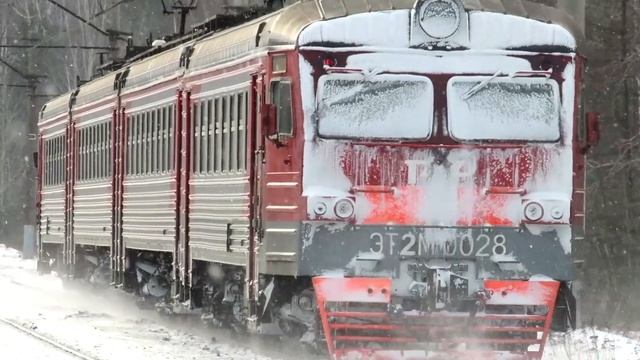 «4 ВАГОНА» Электропоезд ЭТ2М прибытие и отправление смотреть онлайн
