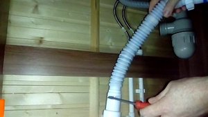 Как поменять гофрированный шланг на сифоне для мойки, раковины.