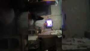 Пьяныи парень танцует в новыи год голым