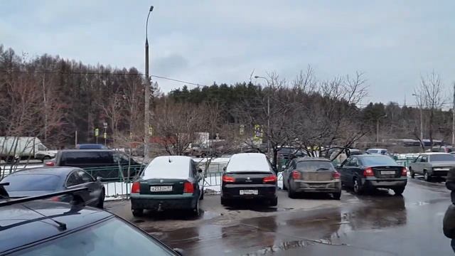 около входа в тц Лидер смотреть онлайн