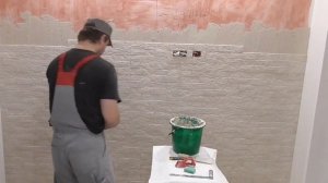 Установка гипсовой плитки "под кирпич" на плиточный клей с минимумом инструментов своими руками .