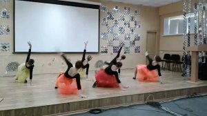 Танец под песню "Crazy in love".