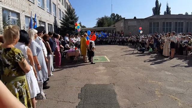 Первоклашки на первом звонке. смотреть онлайн