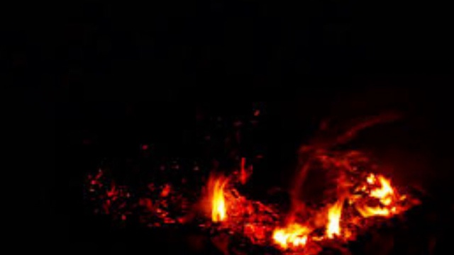 Костёр в тумане светит. Искры от огня. От искры пожар рождается плакат.