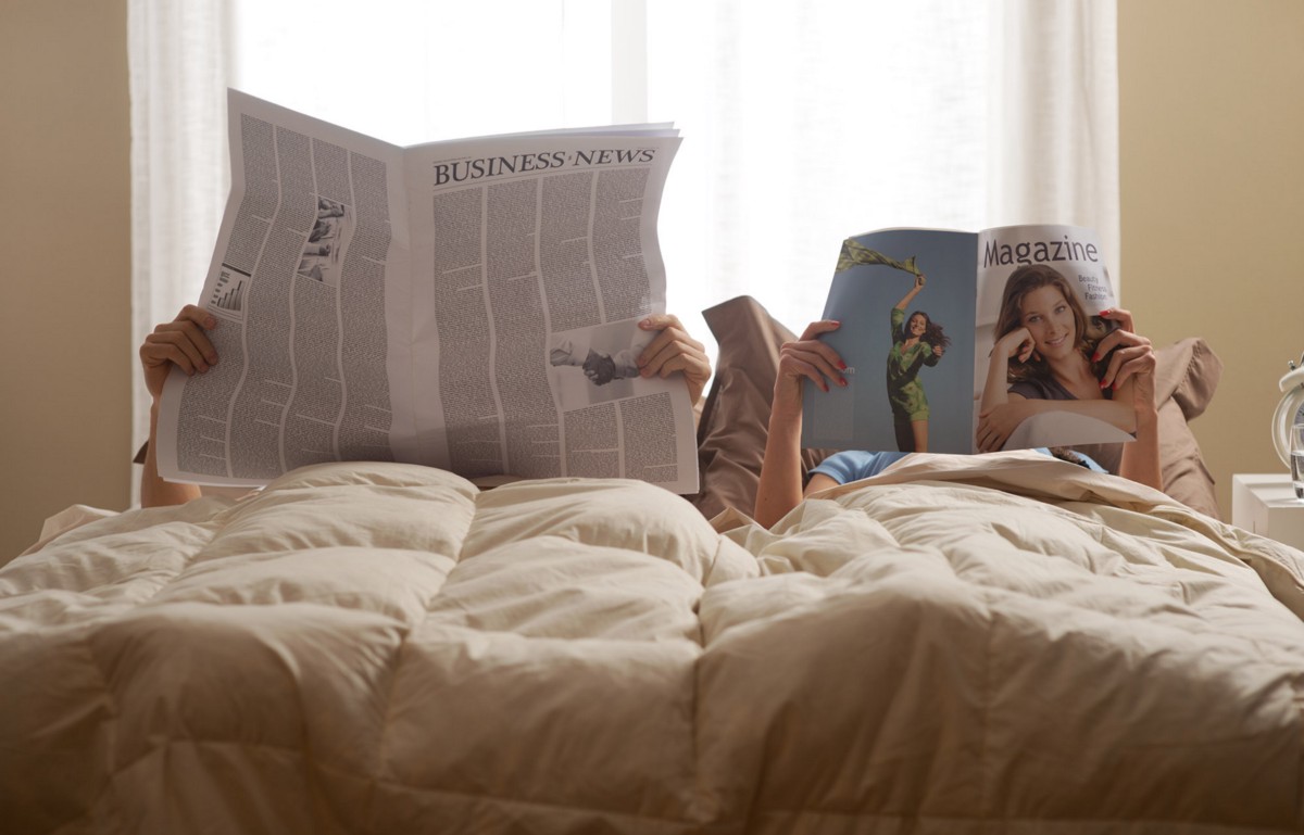 Фотосессия на кровати с газетой