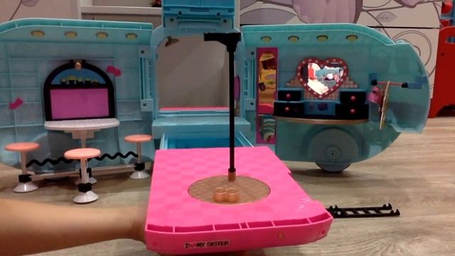 АВТОБУС ЛОЛ и СТАРШАЯ СЕСТРИЧКА - Видео для детей - Подарок для Арины смотреть онлайн