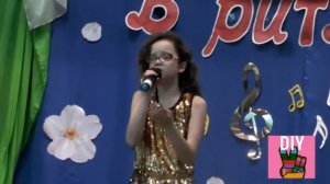 Я на сцену выхожу ,в зал от страха не гляжу