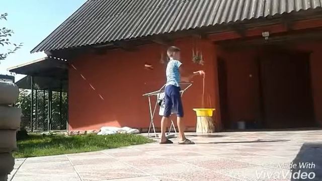 Трюк со скакалкой! Оцените! смотреть онлайн