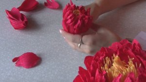 Пион с конфетой из гофрированной бумаги
