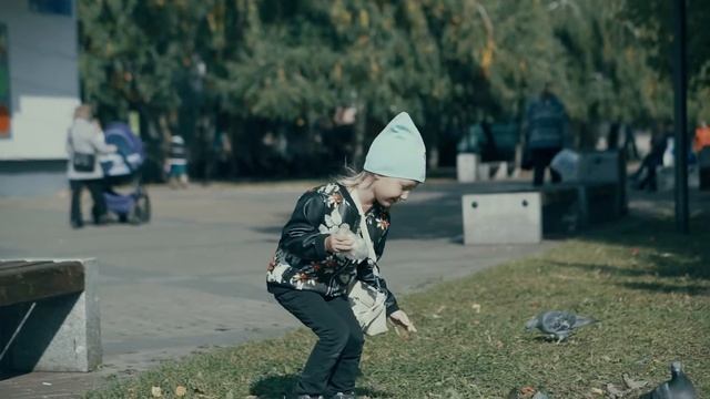 Алёнка кормит воробушков смотреть онлайн