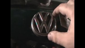 Как снять надписи и эмблему двери багажника VW  PASSAT B5.