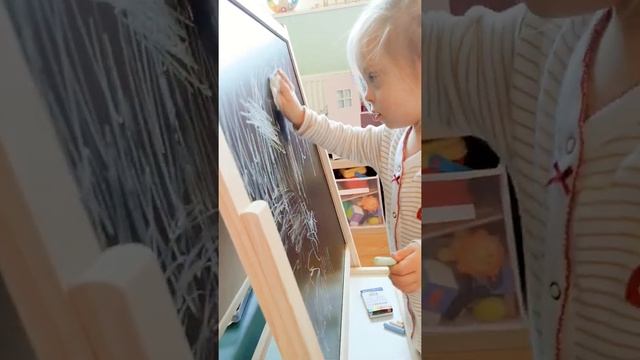 Полностью самостоятельный художник ? Николь и рисование мелом на доске ? Art by Nicole ? смотреть онлайн