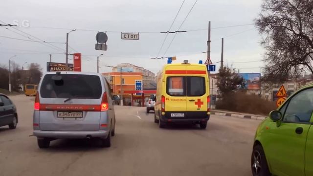 Скорую помощь с мигалками не пропускают водители смотреть онлайн