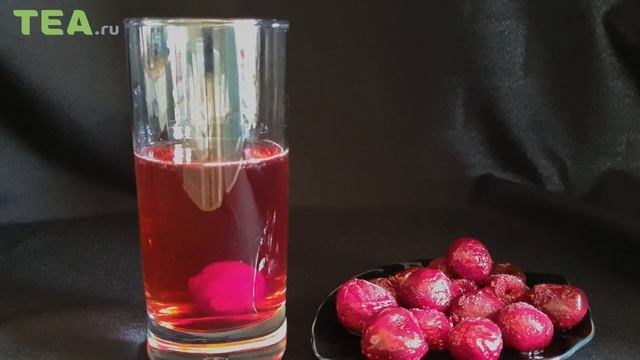 Микс из зеленого чая, гибискуса, мяты и вишни в освежающем коктейле смотреть онлайн