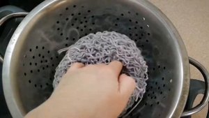 Как выпрямить пряжу паром после распускания изделия