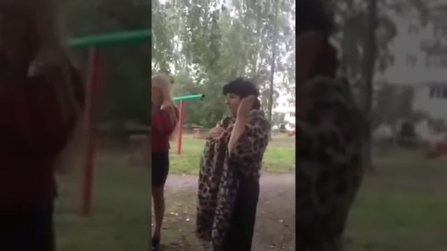 100 грамм фронтовых и на агитацию: Нетрезвая заведующая детского сада пытается смотреть онлайн