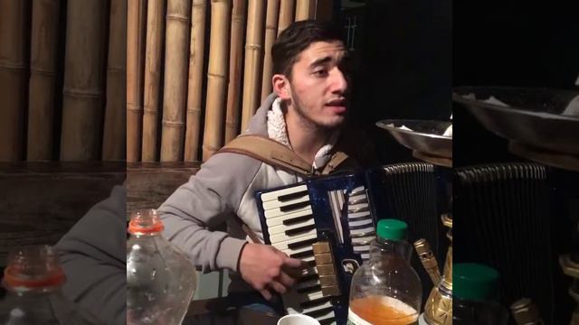 Мальчик армянин поет. Караоке песня про армяна и грузина. Дети армении поют. Армянин поет про друзей. Tatul 1998.