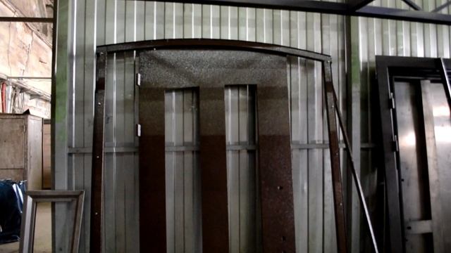 Производство арочной двери с ковкой и стеклом смотреть онлайн