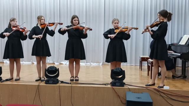 Ансамбль скрипачей 1. П.Чайковский "Ариозо воина" из кантаты "Москва". 2. Е. Дога "Вальс" смотреть онлайн