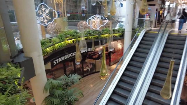 Automatizované metro bez řidiče, nákupní centrum, bazilika... další den v Paříži смотреть онлайн