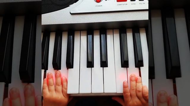 Малыш Давид учится играть на синтезаторе смотреть онлайн