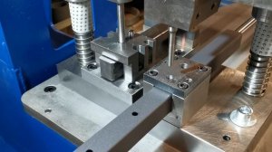 Штамп для пробивки отверстий 6,5 мм в профильной трубе 25х25х1.