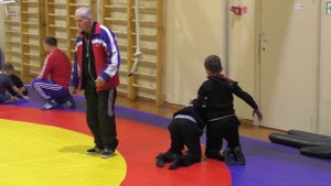 Дети на вольной борьбе отрабатывают приём в партере. 27.01.2016.