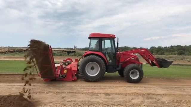 Срезка газона при замене футбольного поля газоноуборщиком Turf-Stripper