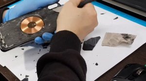 Полный цикл замены разбитого заднего стекла iPhone Xs Max с помощью рук и лазера в Калуге.