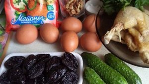 Салат Курица с черносливом